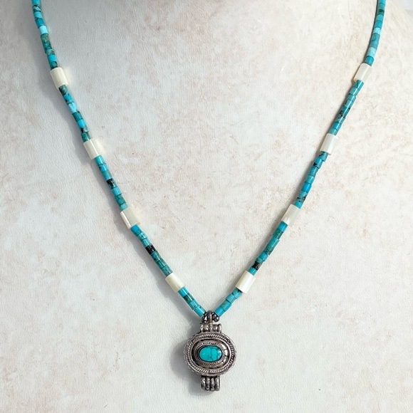Turquoise and Mother of Pearl necklace with Tibetan prayer pendant - Picture 2 of 8